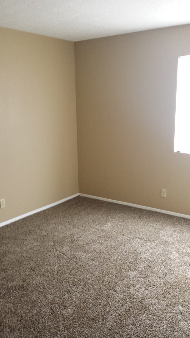 Building Photo - 590 Stallion Road