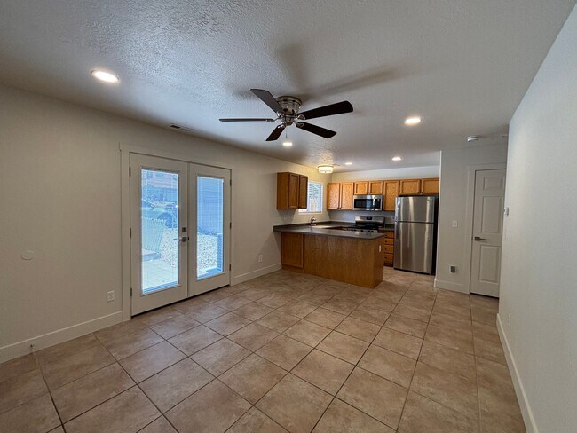 Foto del edificio - SPACIOUS 2 BEDROOM TOWNHOME FOR RENT!