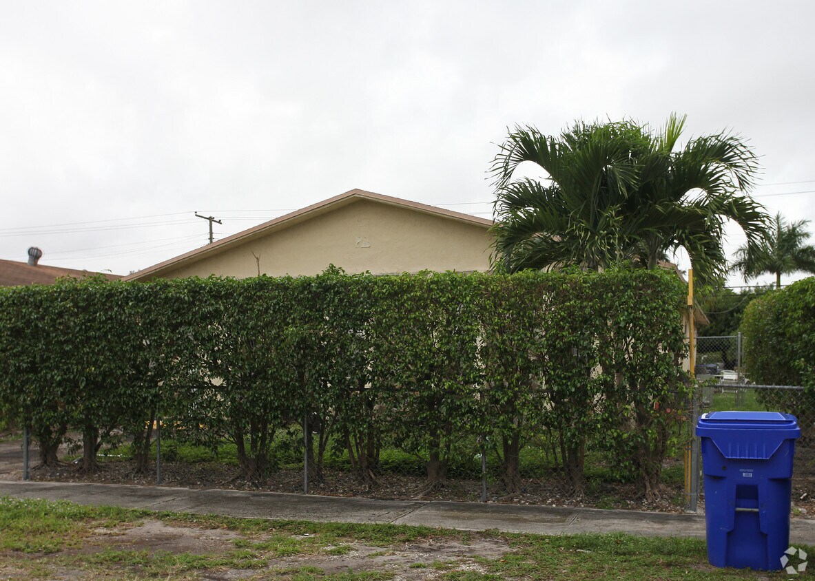 Building Photo - 314-316 NW 61st Ter
