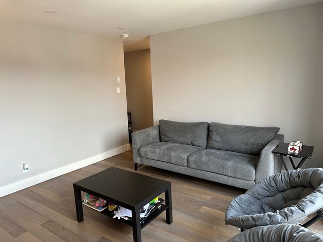 Photo du bâtiment - 3060 Barclay Av