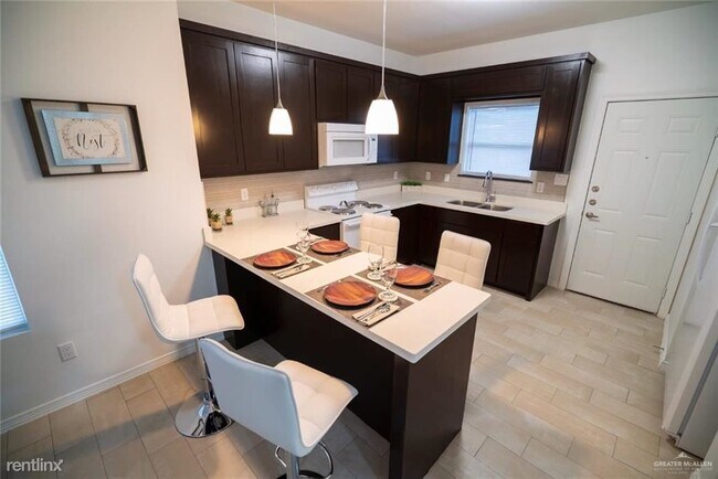 Foto del edificio - 2 br, 2 bath 4plex - 3813 Valeria Street 4