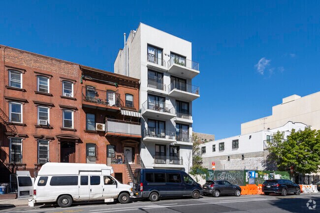 Foto del edificio - 956 Bedford Ave