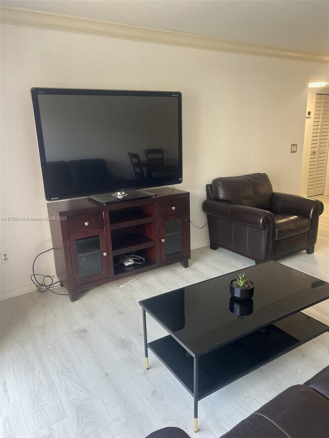 Foto del edificio - 3545 NE 167th St