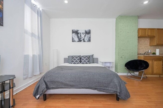 Building Photo - Beautiful studio in south st available Aug...