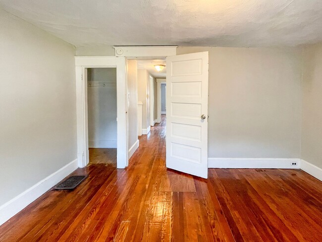 Building Photo - PRELEASING for AUGUST! Close to Campus: In-Unit Washer and Dryer