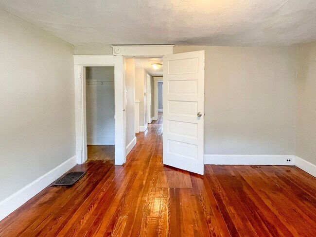 Foto del edificio - PRELEASING for AUGUST! Close to Campus: In-Unit Washer and Dryer