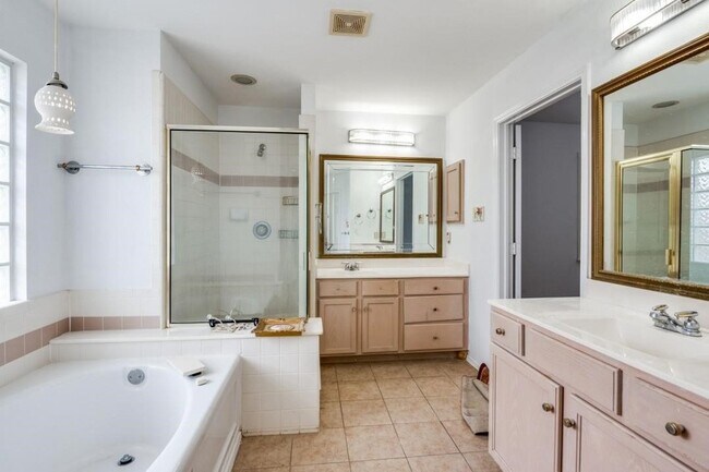 Foto del edificio - 413 Majesty Dr