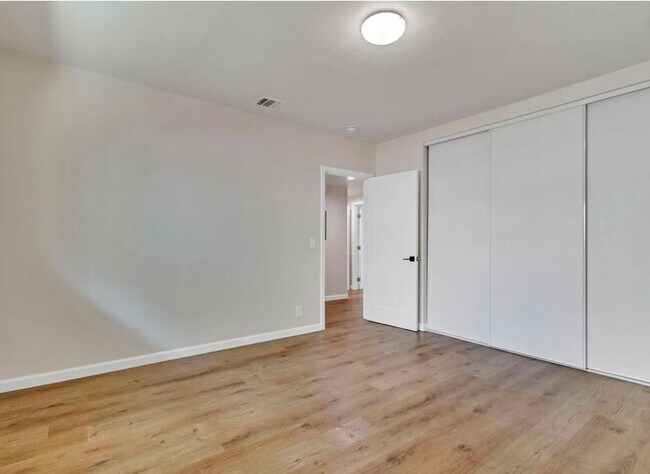 Foto del edificio - 11720 Hamlin St