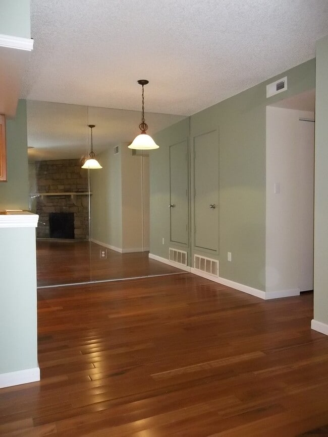 Building Photo - $0 DEPOSIT OPTION. SPACIOUS 2-BEDROOM, 2-B...