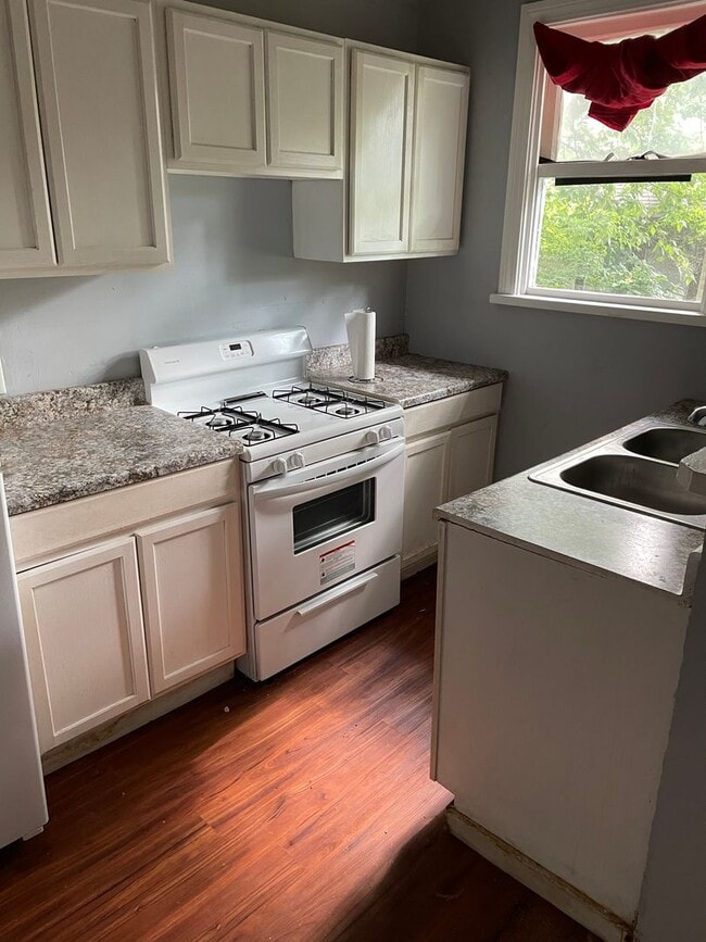 Building Photo - Remodeled 1 Bedroom Apartment near LSUS