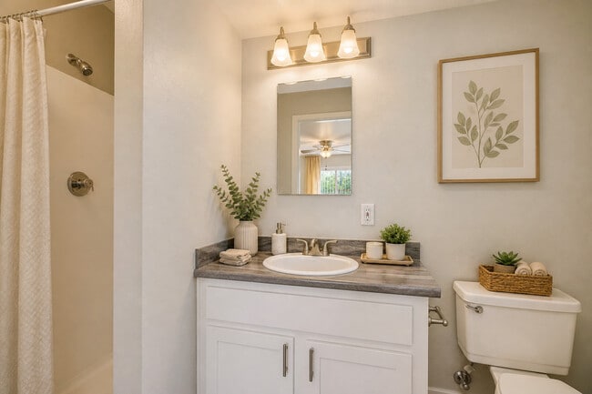 Baño neutro con decoración moderna - Omnia Baseline