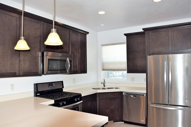 Building Photo - Centrally Located Newpark Townhome