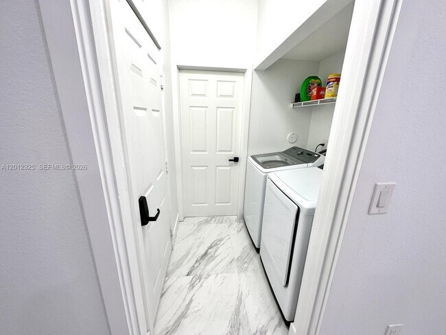 Foto del edificio - 721 NW 170th Terrace