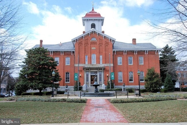Building Photo - 2 E Church St