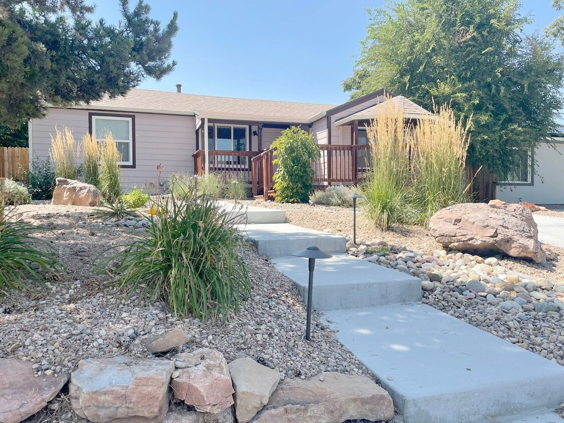 Primary Photo - Gorgeous 4-bedroom home with finished base...