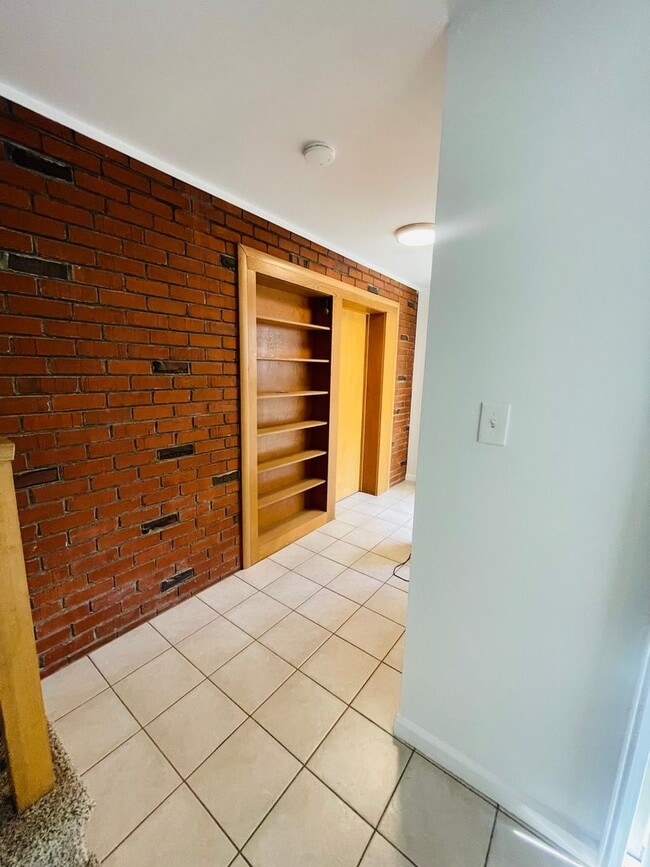 Building Photo - 2/1 rear unit in Land Park