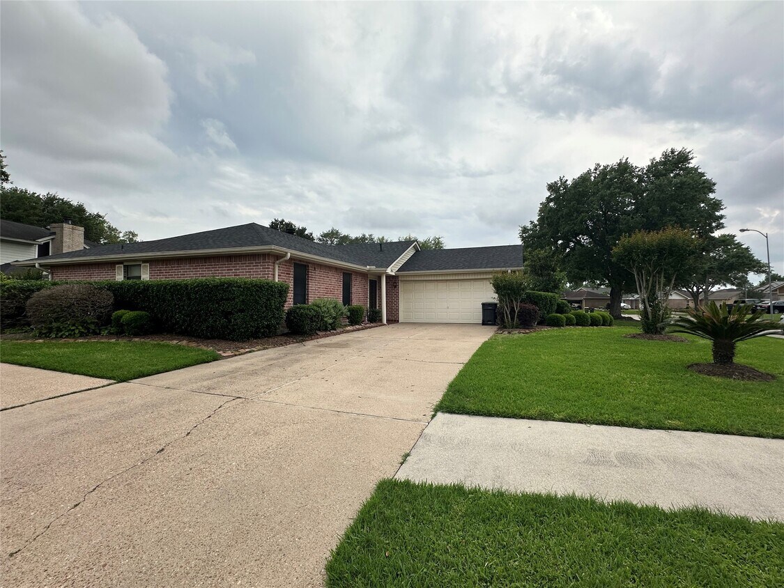 Foto principal - 2934 Poplar Creek Ln