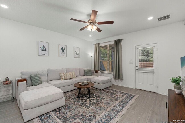 Foto del edificio - Charming Home Awaits: Spacious & Modern Living in a Prime Location