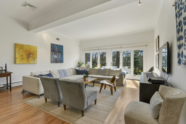 Foto del edificio - 640 Barrymore Ln