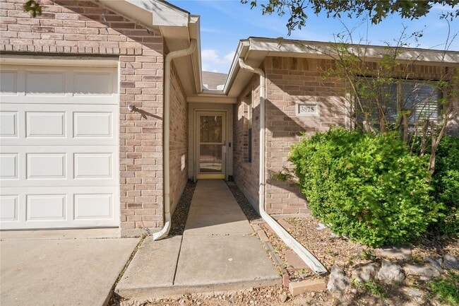 Building Photo - 3825 Cane River Rd