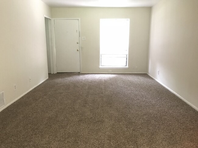 Foto del edificio - 225 Meadow Ln
