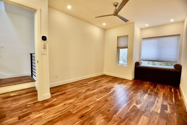 Building Photo - Gorgeous Eastlake Townhome - Stellar Locat...