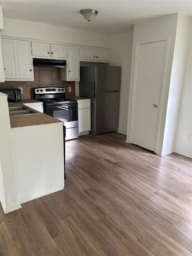 Foto del edificio - 8503 Colony Loop Dr