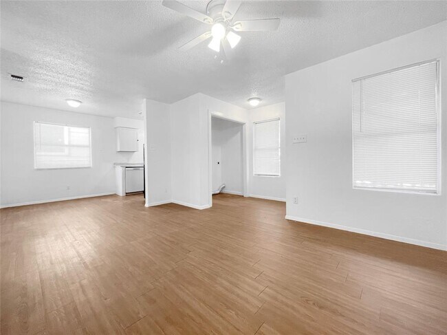 Foto del edificio - 5002 Weidemar Ln