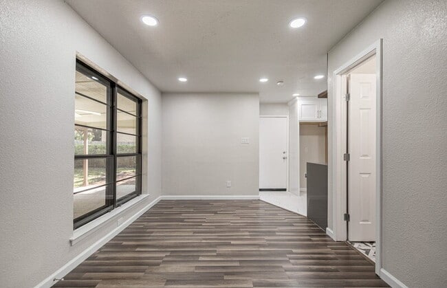 Building Photo - 9223 Ridgeland St