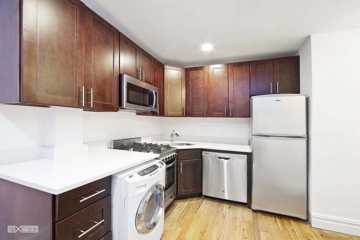 Primary Photo - 18 Sidney Pl