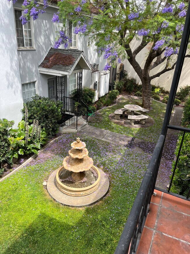 Foto del edificio - 105 E H St