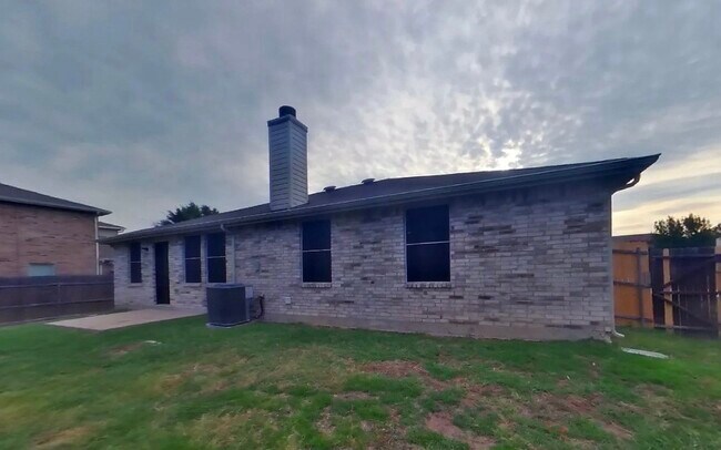 Foto del edificio - AVAILABLE NOW READY TO MOVE IN