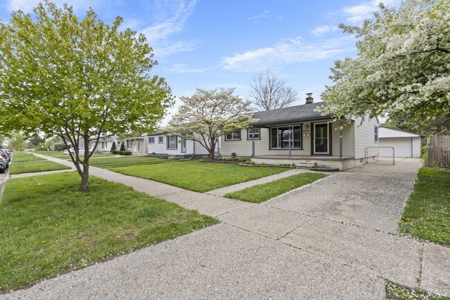 Building Photo - 32119 Glen Ave