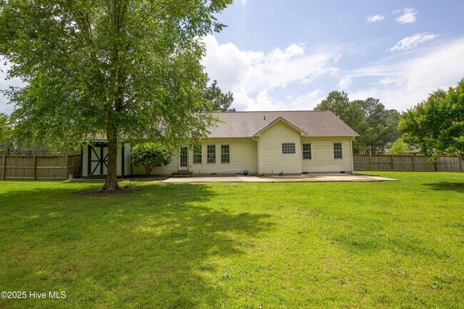 Building Photo - 102 Willow Creek Ln