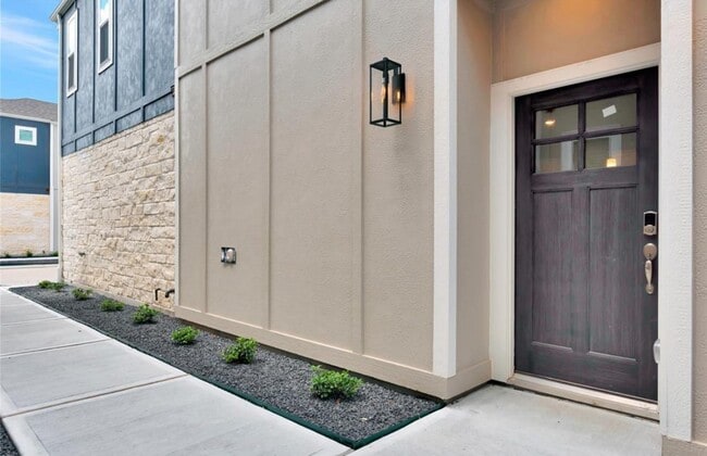 Building Photo - 16104 Oregon Oak Dr