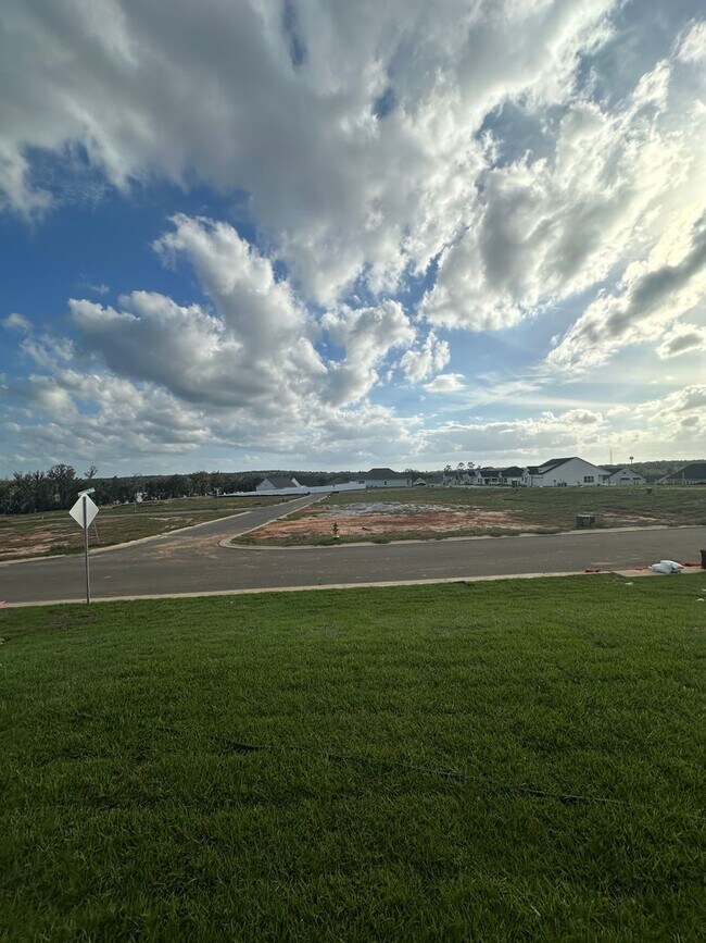 Building Photo - Gorgeous New Contruction 3 bedroom/2 full ...