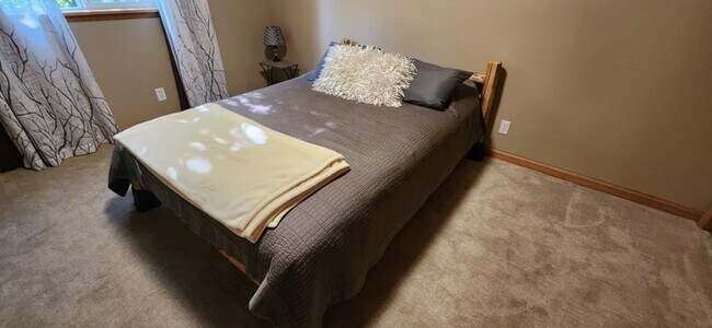 Building Photo - 950 W Cameron Ave