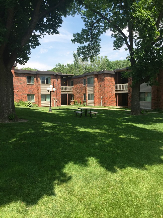 Courtyard - Emerald Ct Apts