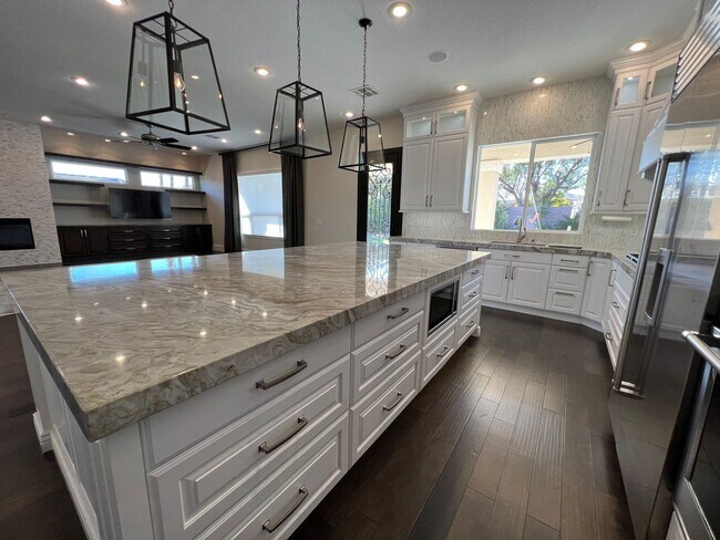 Building Photo - GUARD GATED RENOVATED SUMMERLIN SINGLE STO...