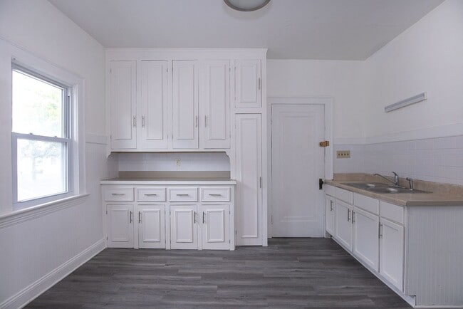 Building Photo - 2119 Lewis Dr