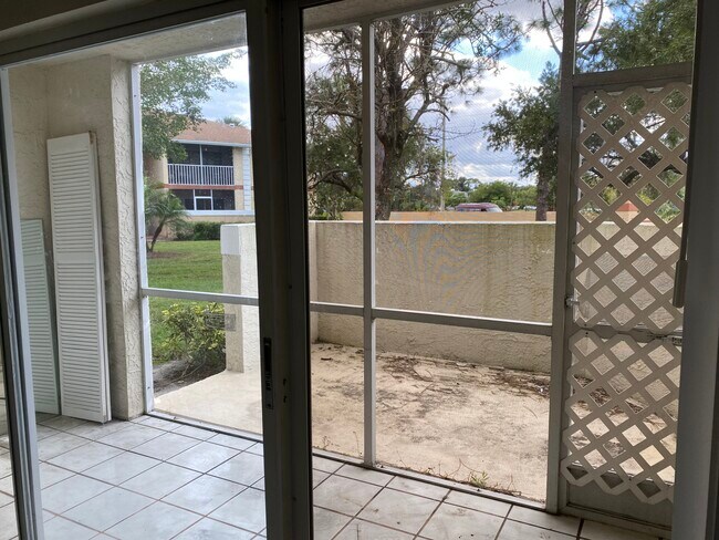 Building Photo - 1530 SE Royal Green Cir