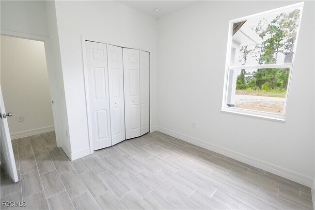 Building Photo - 871 Duplex St E