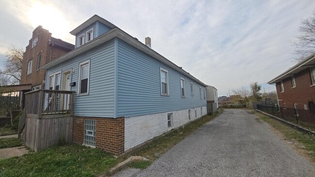 Building Photo - 2240 White Oak Ave