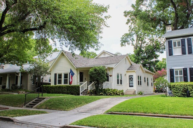 Foto del edificio - 4-BEDROOM ALAMO HEIGHTS COTTAGE