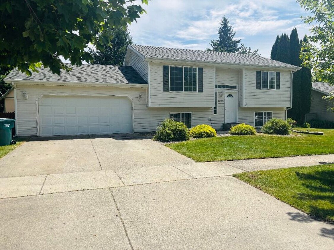 Primary Photo - Home in Hayden!