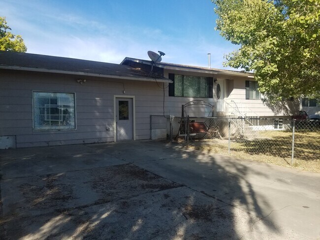 Building Photo - Available August 1st! 3 bed 1 bath, fully ...