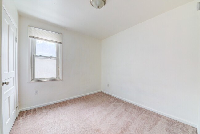 Building Photo - Available NOW  - Spacious 4+ Bedroom, 2 Ba...