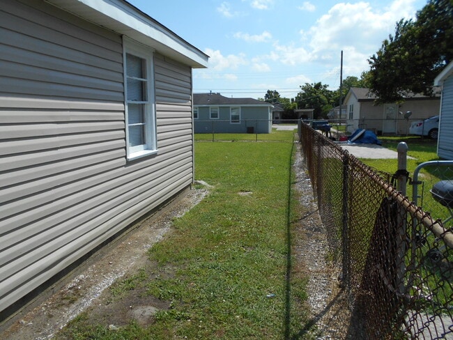 Building Photo - 2404 Rose Dr
