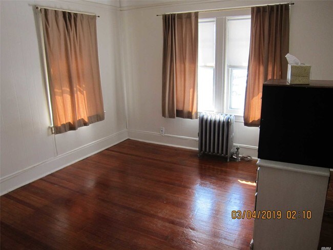 Foto del edificio - 94-25 Hollis Ct Blvd