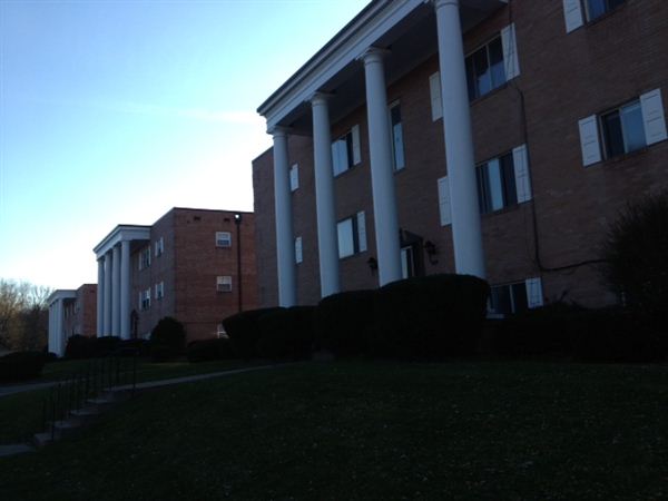 Primary Photo - 435 Lakeview Dr